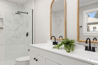 Nettoyer salle de bain et toilettes : ordre et produits